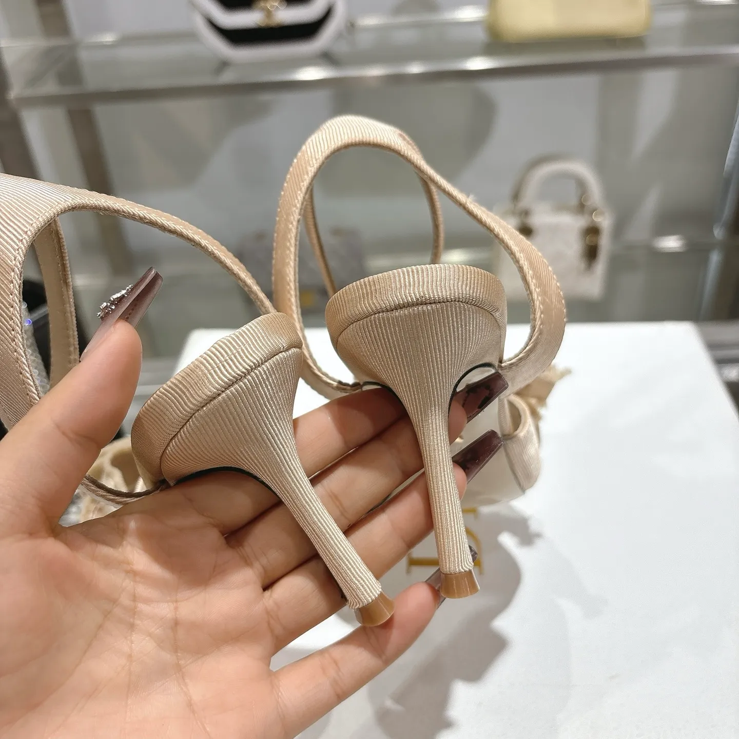 👟👟Ex-factory price 520👟👟 🎆Fringed webbing women's shoes Dior Dior 2024 spring and summer catwalk new Adiorble women's shoes CD star's same fashion tassel bow square head pearl letter logo hardware buckle high-heeled hollow sandals The top high-end version on the market Upper: original customized tassel grosgrain Lining: sheepskin lining foot pad Outsole: Italian leather outsole Heel height: 8.5cm Size: 34-41 (34.40.41. Customization is non-refundable)